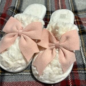 NWT Cozy White Slippers with Pink Bows